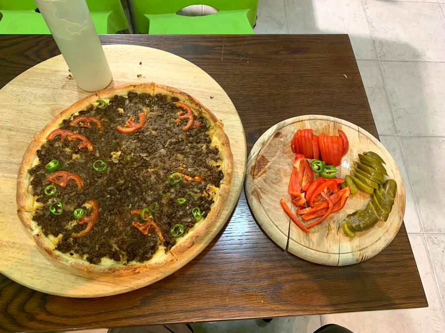 מנה חמה עם סלט וירקות על שולחן עץ